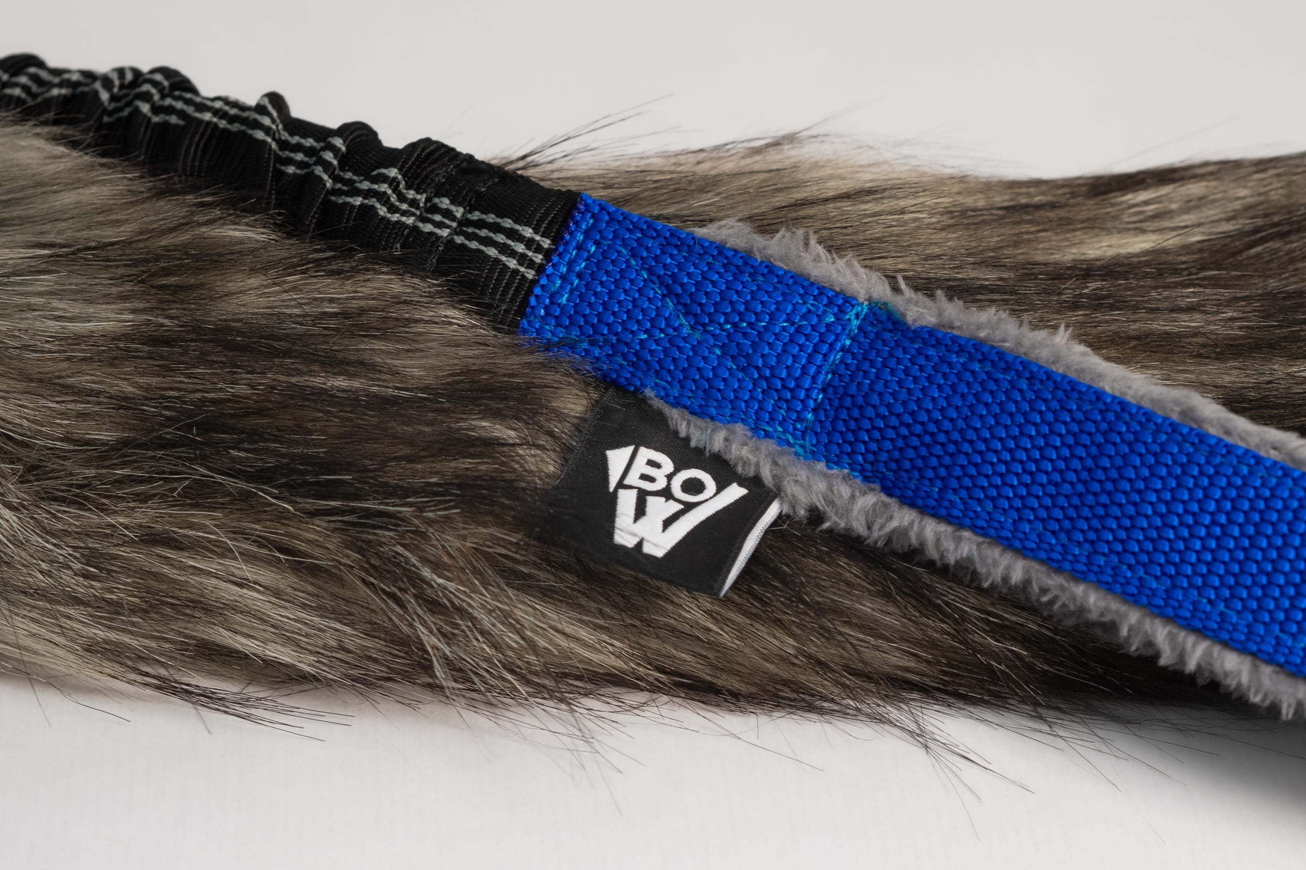 Textura de pelo sintetico largo azul de mordedor para adiestramiento canino BOW Textura de pelo sintetico largo azul de mordedor para adiestramiento canino BOW